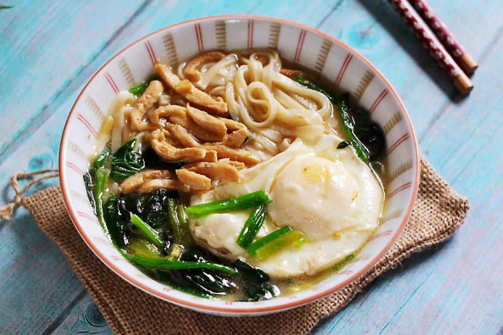 做面条荷包蛋,是先煮蛋还是和面条一起下锅?照着做,完整形状好