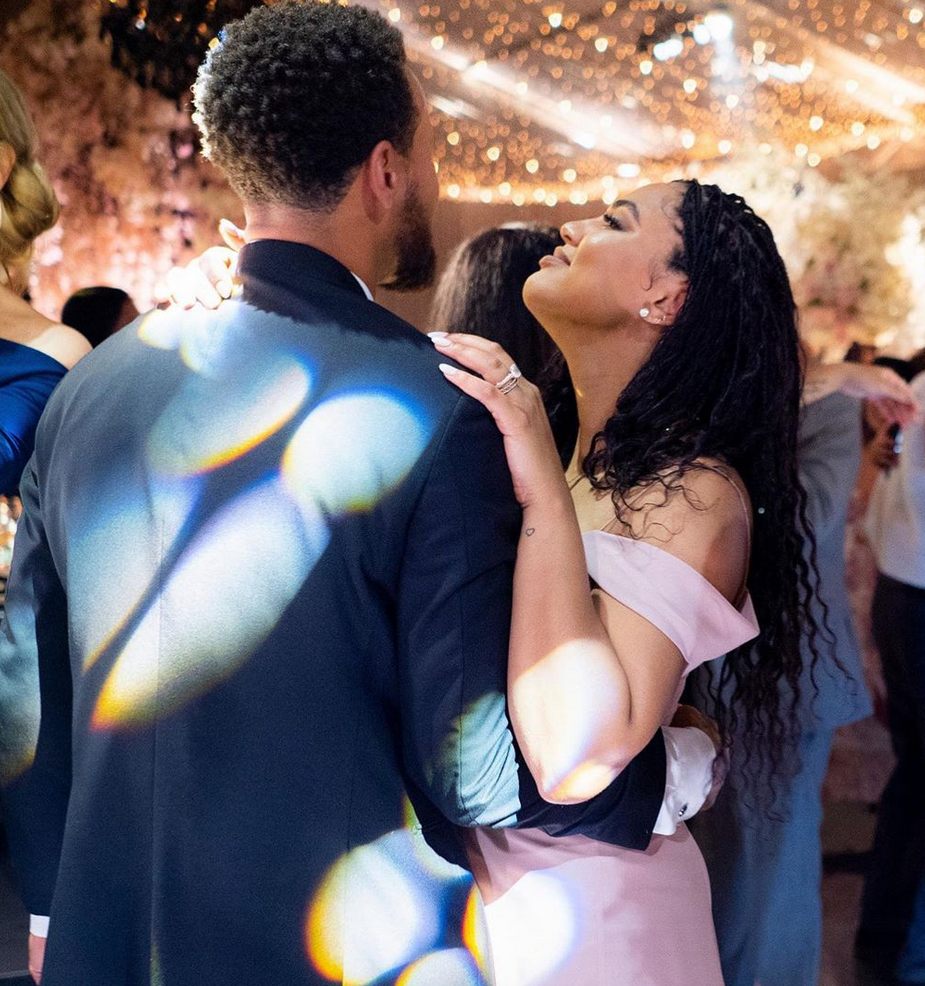 库里这波狗粮太虐与妻子甜蜜亲吻球迷库嫂上辈子拯救宇宙系