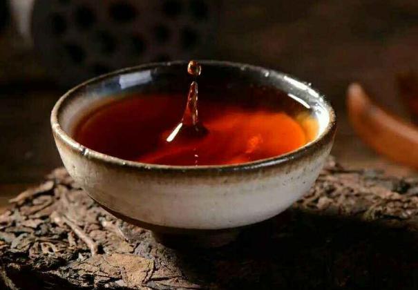 他会给每一个准备要轮回的人喝一碗孟婆汤,以清除这个人的前世一切