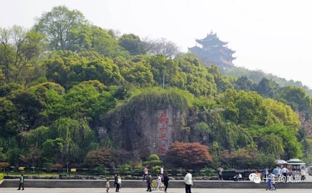 第一個路口往右就是大井巷,從這裡的登山石階上山,過環翠樓來到東嶽廟