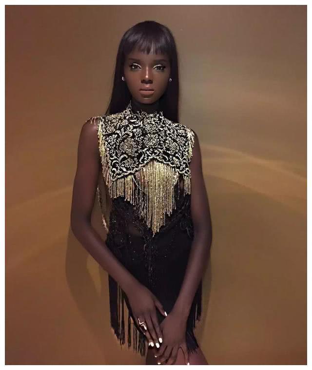 最黑女模特排行她被称为黑色芭比娃娃她甚至连嘴唇牙龈都很黑