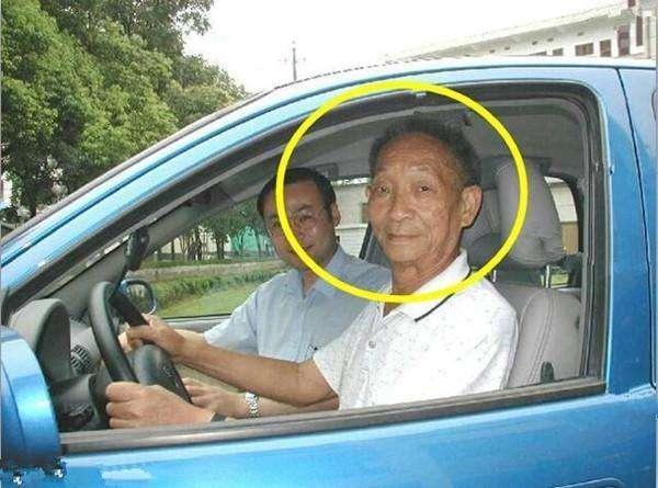 袁隆平的驾照亮相,不仅终身免检,上面的7个大字令人肃然起敬!