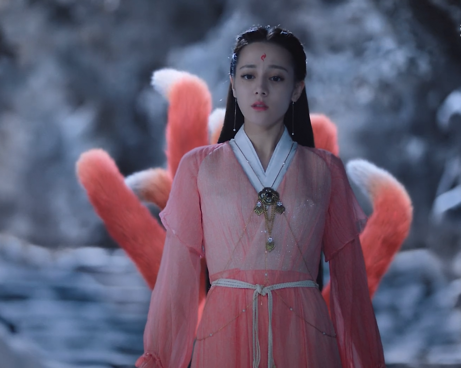 迪丽热巴九尾狐造型,被网红模仿,看到他拿什么当尾巴,真想锤他