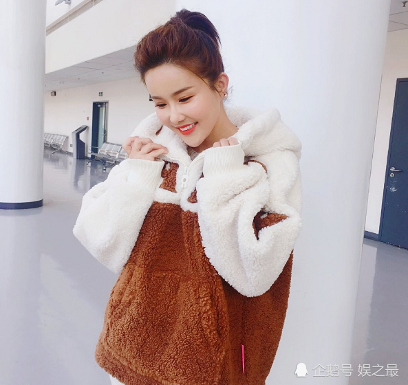 她是北京卫视的主持人杨雅淇,是养生节目的主持人,但是因为全程微笑