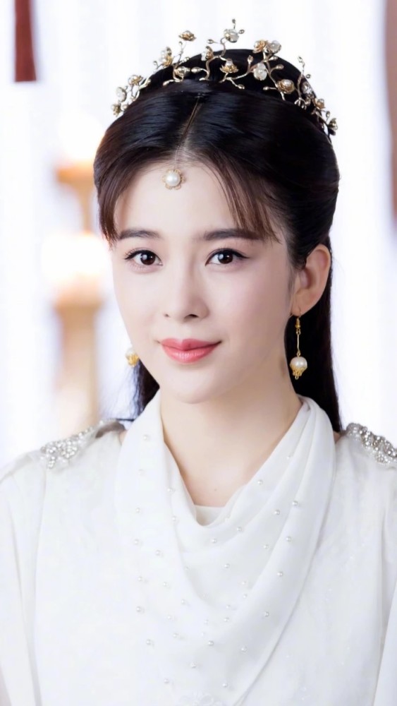 还有新版《倚天屠龙记》之中,她又出演了黄衫女子.
