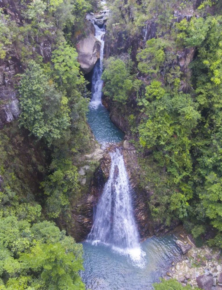 清清的凤溪河从东向西穿过小镇汩汩流淌.