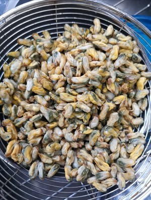 肉)适量,鸡蛋1个,生粉适量,薯粉适量,葱适量,油适量,生抽1勺,鱼露少许