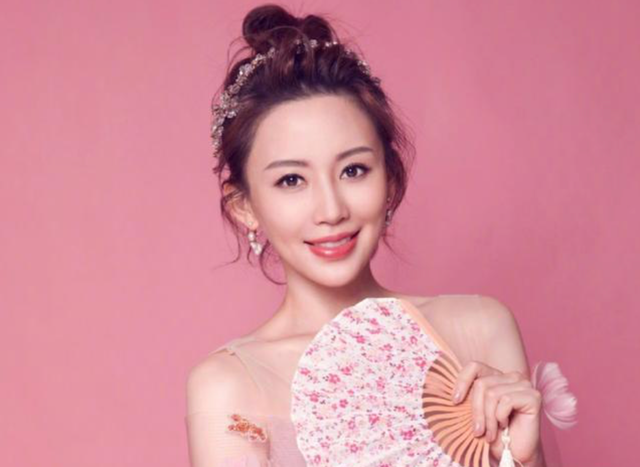 38岁潘晓婷近况,录视频祝福武汉,粉丝:咋比以前更年轻了?