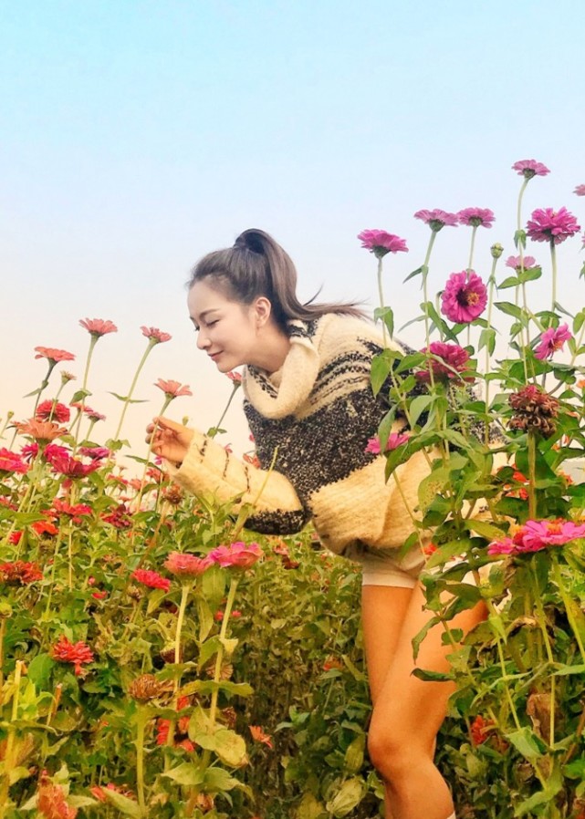 当时还可以看到姜瑞佳在《爱情公寓》里面的样子,也是十分清纯的呢