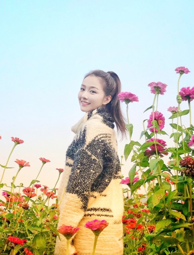 而且在花丛里面的姜瑞佳可以说是非常好看的了,她的颜值相比起之前在