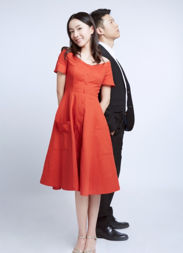 而且现在的姜瑞佳其实也有作品呢,小姐姐在最新的剧照中身上穿了一件