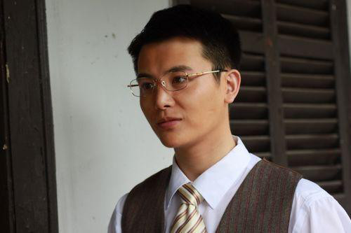 但是他却出演过很多电视剧,最初他因为年代剧《恰同学少年》中王子鹏