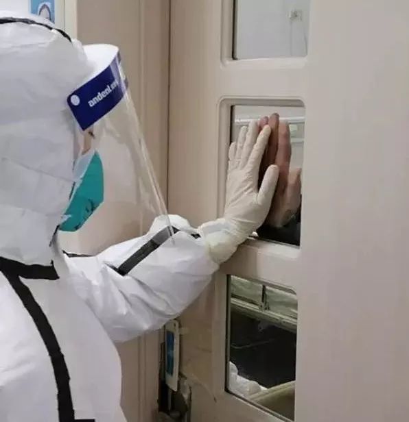 一个在外二科,由于病区管理严格,近在咫尺,却只能戴着护目镜隔着玻璃