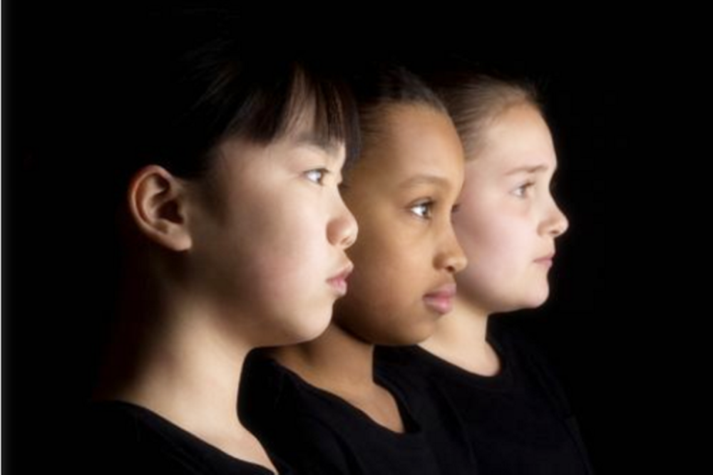 除了相貌之外,父母这几个特征也会遗传给孩子,不信对照自己看看