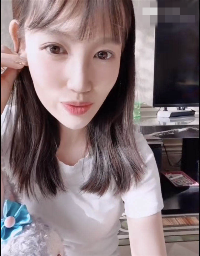 马蓉素颜出镜晒近况,当网红自力更生,自信模样不输女明星