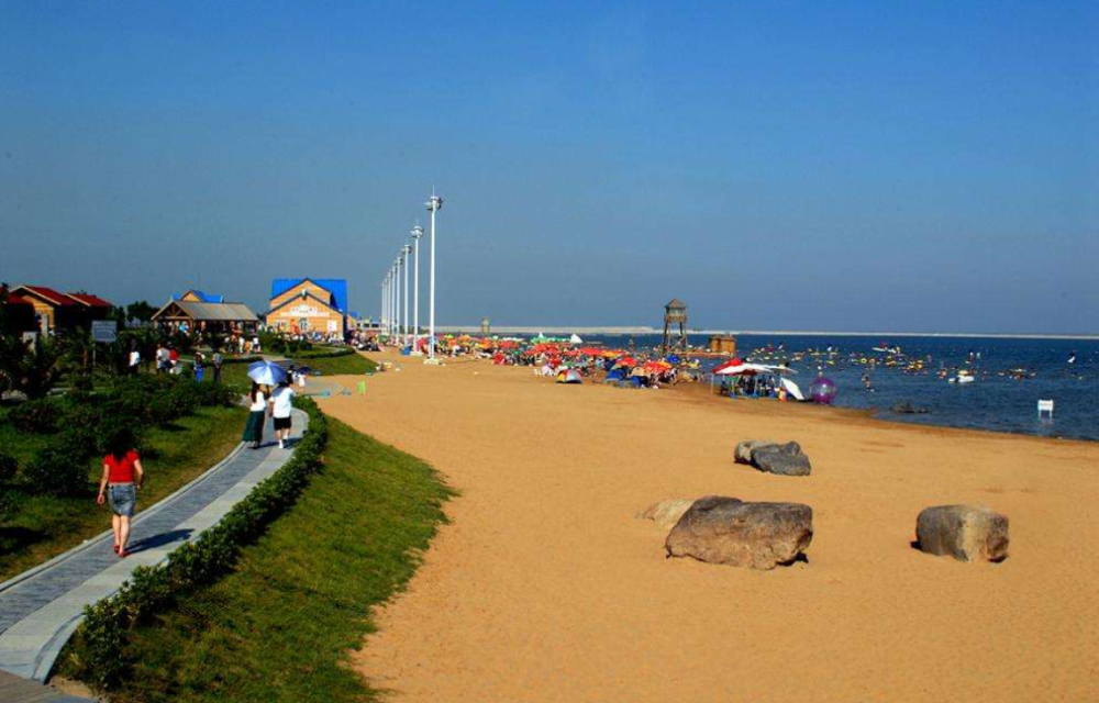 上海最大人造沙滩建成沙子从海南空运而来你想去吗