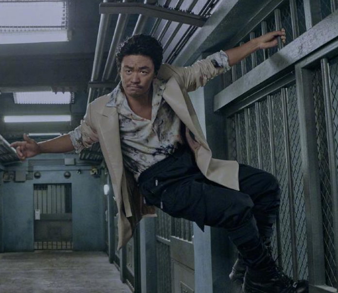 唐探3监狱风海报新鲜出炉张子枫坐姿a爆差点被宝强哥帅到