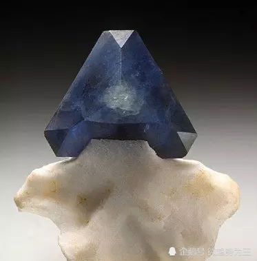 蓝锥矿,是一种钡钛硅酸盐矿物,蓝锥矿是世界上非常稀有的宝石种类之一