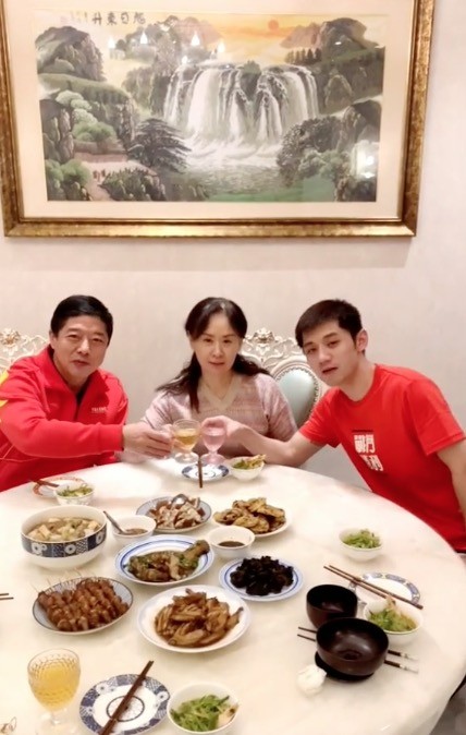 张继科生日陪父母吃家宴单身被男星催婚爸妈秀恩爱张继科扔球拍