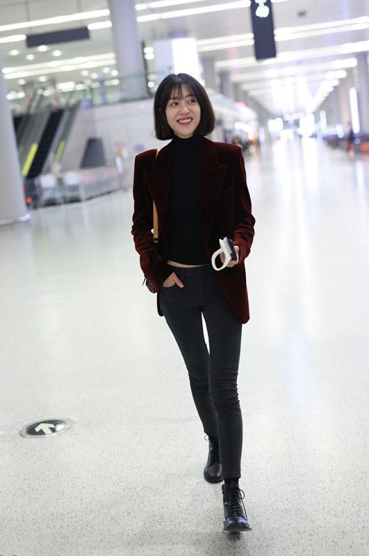 李溪芮深酒红色长袖毛绒上衣搭配黑色紧身裤 年轻可爱