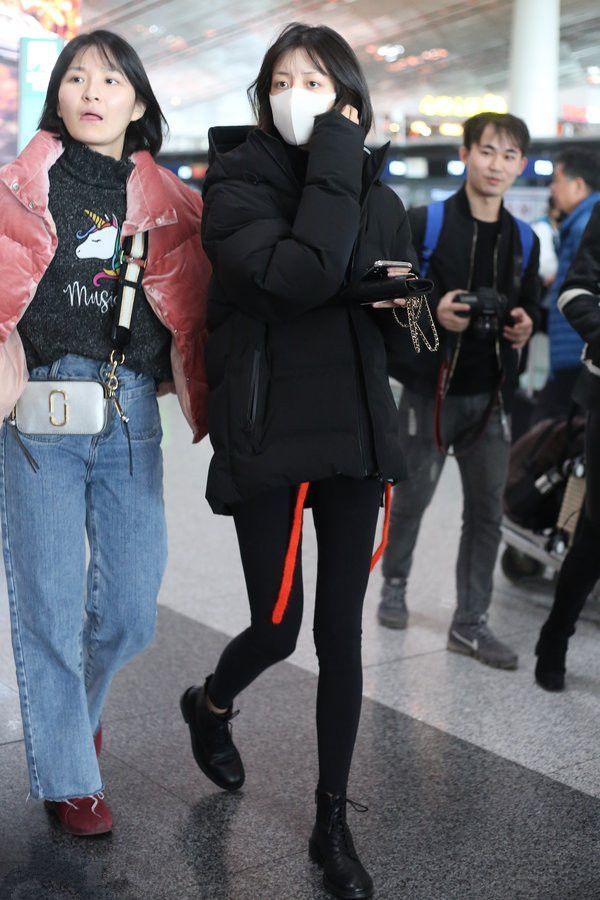 李溪芮深酒红色长袖毛绒上衣搭配黑色紧身裤 年轻可爱