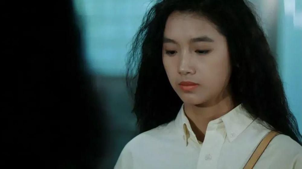 作为大二学生的吴倩莲也刚出道,还没成为冷艳迷人的香港女郎,但是这部