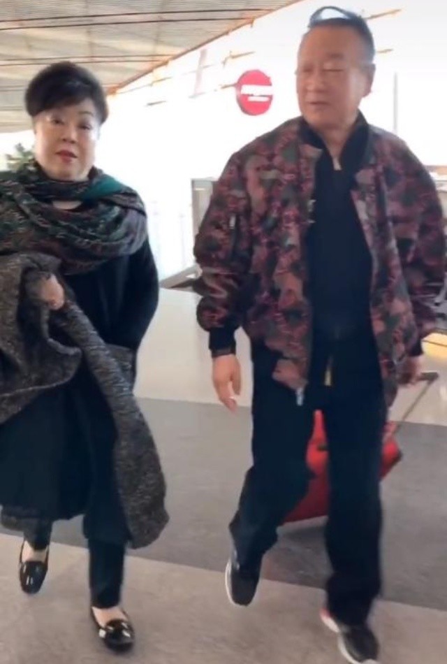 蒋大为近照精神抖擞张佩君身材富态为女儿蒋怡在加国置业安家