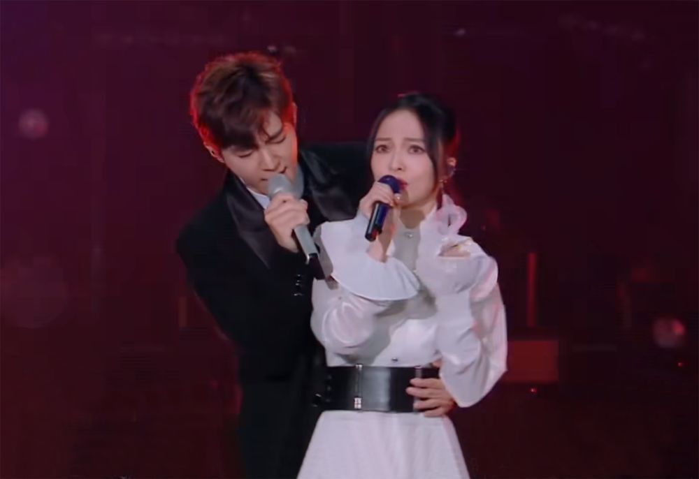 炎亚纶助唱天赐的声音,搭档张韶涵上演搂腰杀,把黄玲都给看笑了