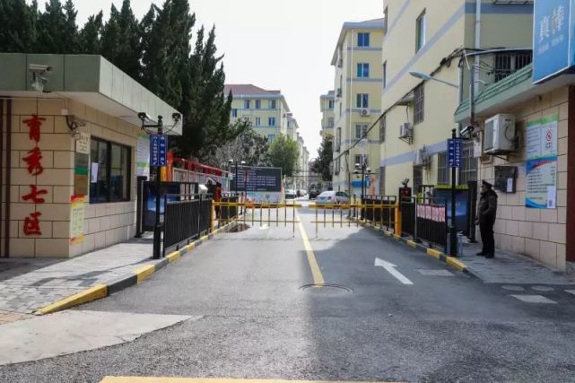 奉贤智慧小区升级刷脸2人门岗守住1000多人的小区