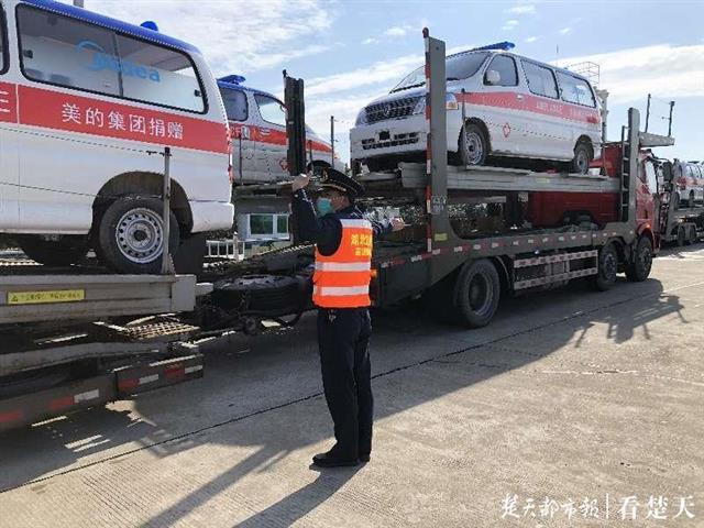 高速路政护送40台救护车抵汉今起将陆续投入抗疫一线