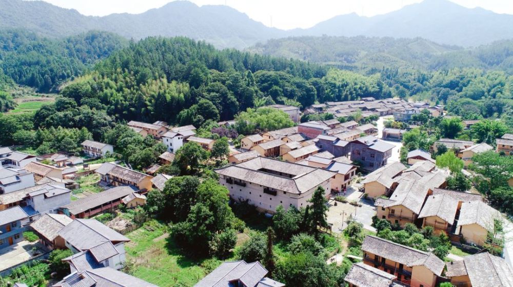 吱呀铁门,层层木户 古井苍凉,青石笃笃