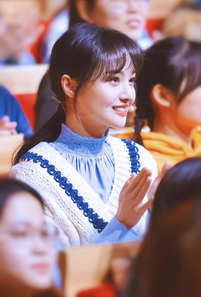 郑爽参加央视《一堂好课》,被镜头怼脸拍那刻,这颜值真实存在?