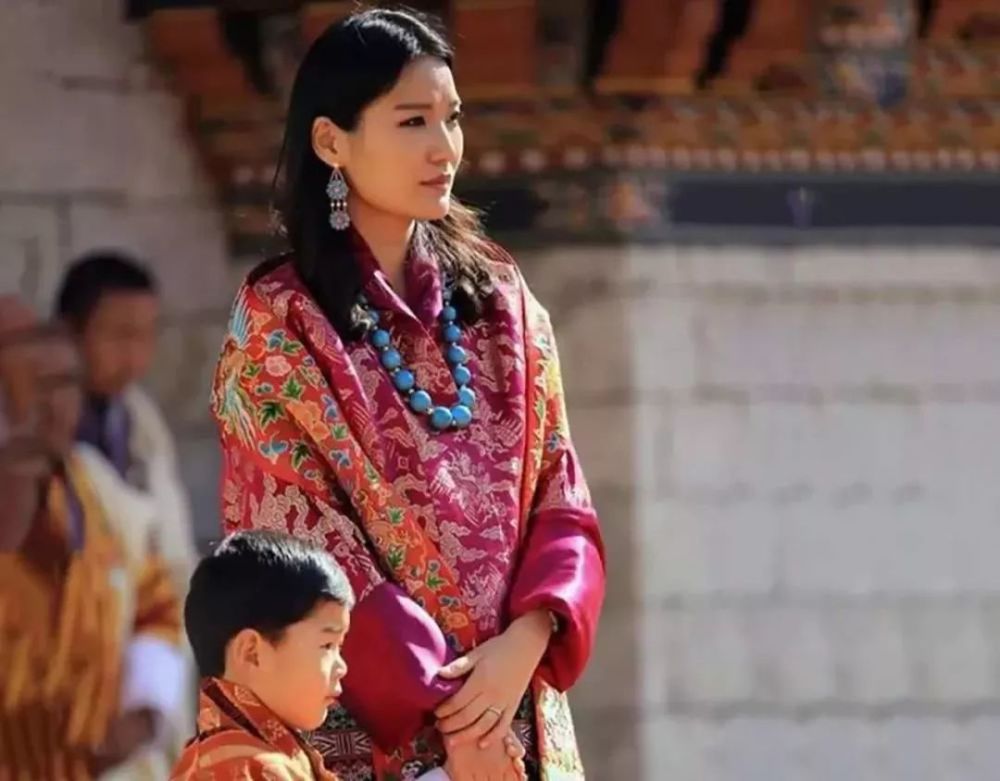 不丹美女不食人间烟火 25岁佩玛抱着儿子 依然眉头紧锁没笑容 腾讯新闻