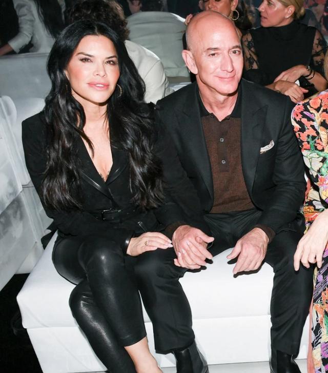 世界首富和主播女友乐游迪士尼相拥坐过山车女友高兴大喊