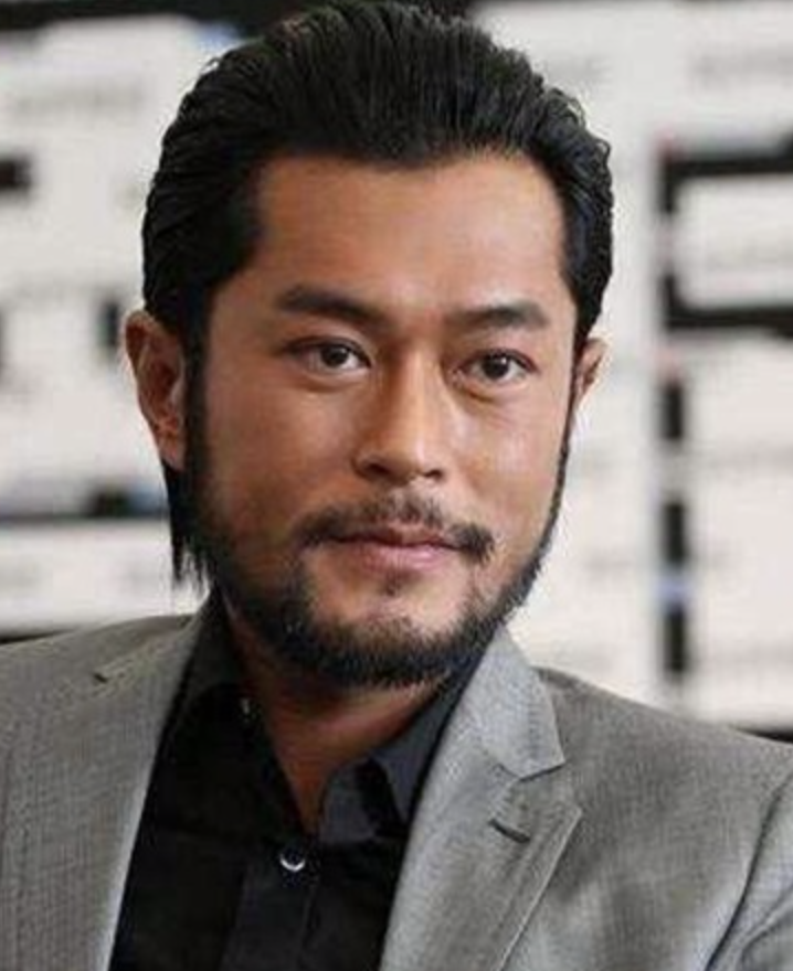 男明星留胡子堪比整容,王宝强帅到没边,肖战像换了一张脸