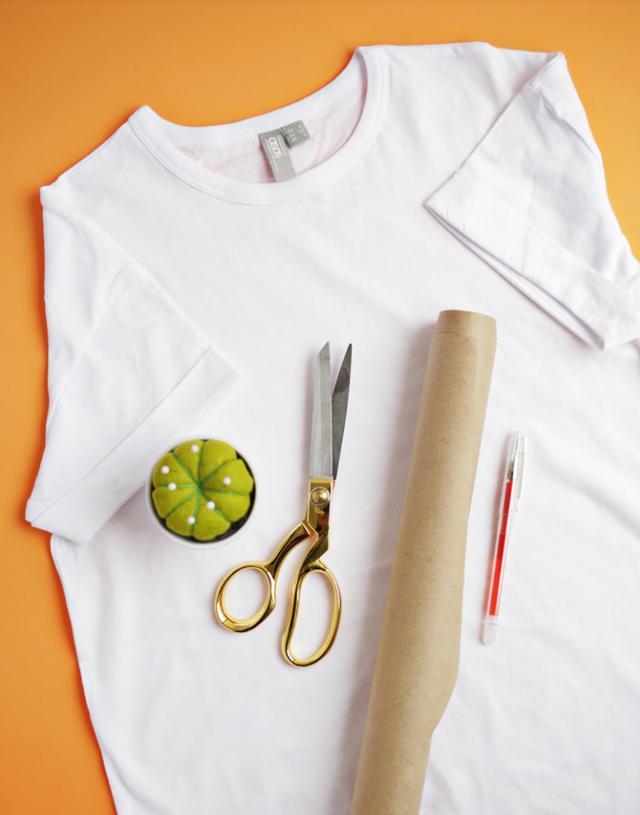 把一件普通的白色t恤改造得更加时髦只要剪一下就能轻松完成