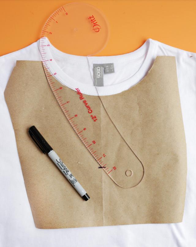 把一件普通的白色t恤改造得更加时髦只要剪一下就能轻松完成