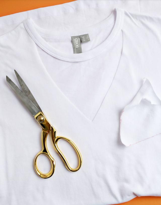 把一件普通的白色t恤改造得更加时髦,只要剪一下,就能轻松完成
