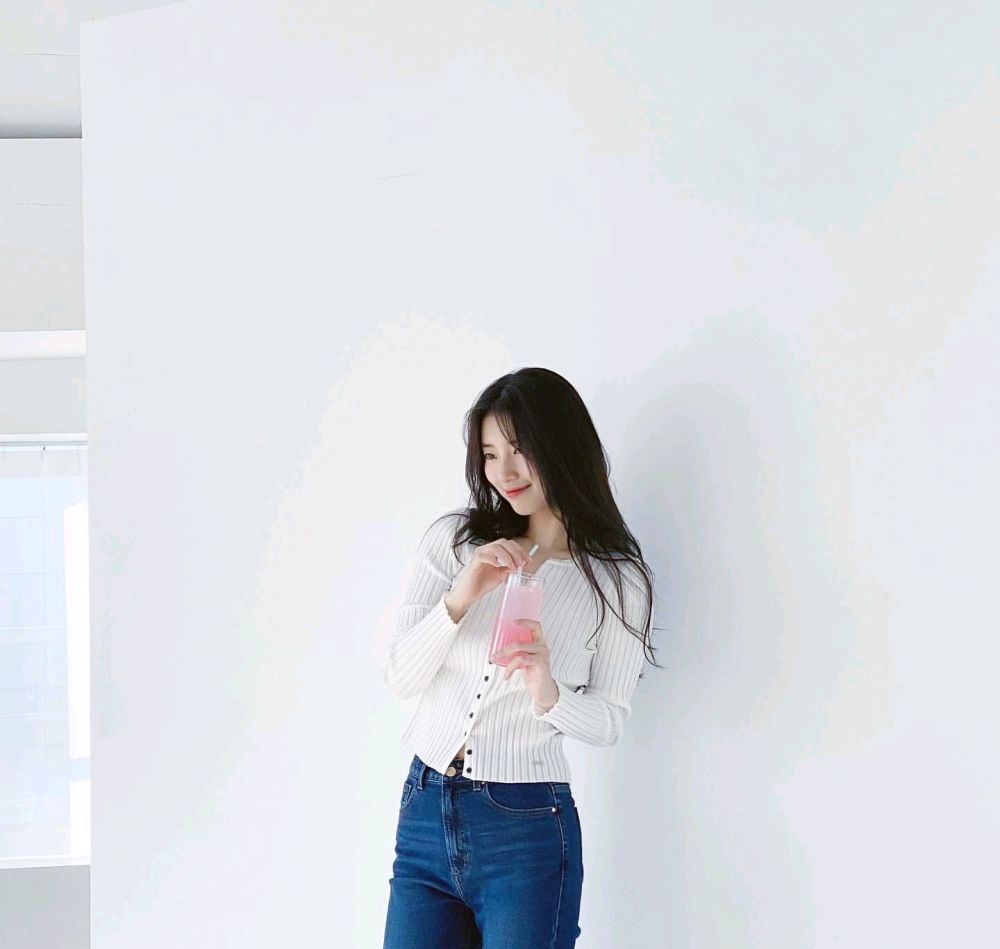 裴秀智的初恋脸很清甜穿针织开衫配蓝色牛仔裤甜美又时尚