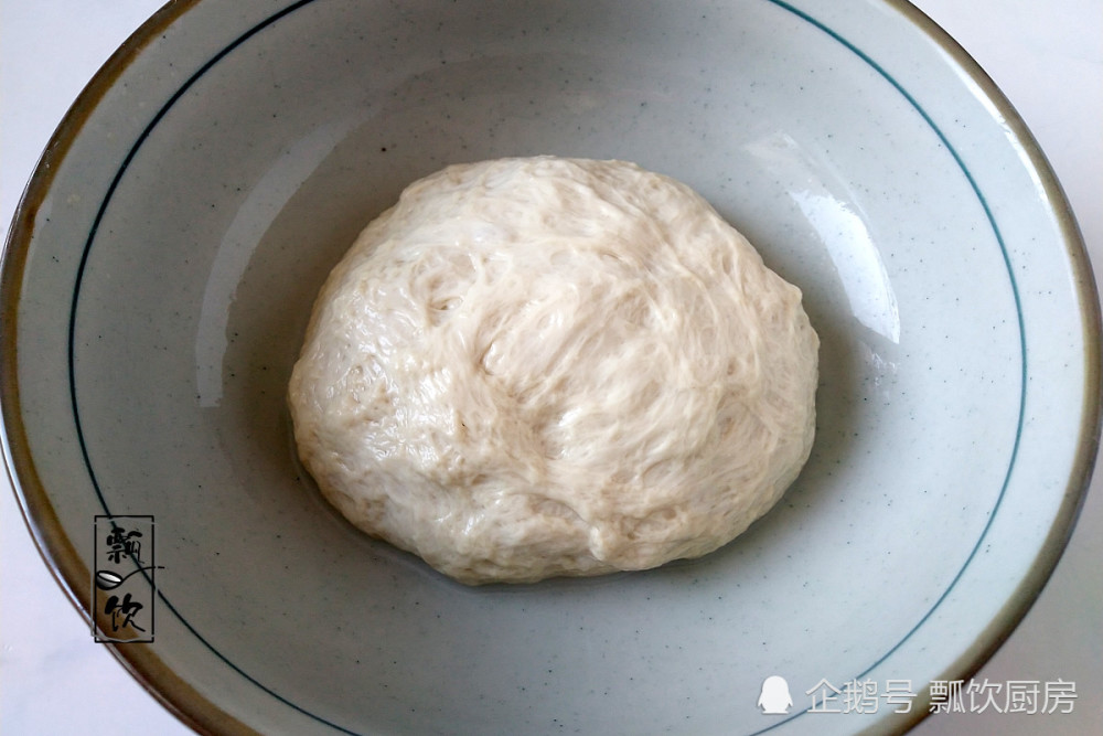 4,所有洗出来的面水,我们需要过滤一下,过滤出里面的少许面渣,使面水