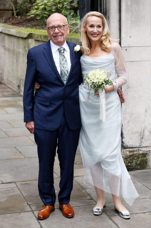 邓文迪90后前男友高调秀恩爱女友趴在他身上一脸幸福