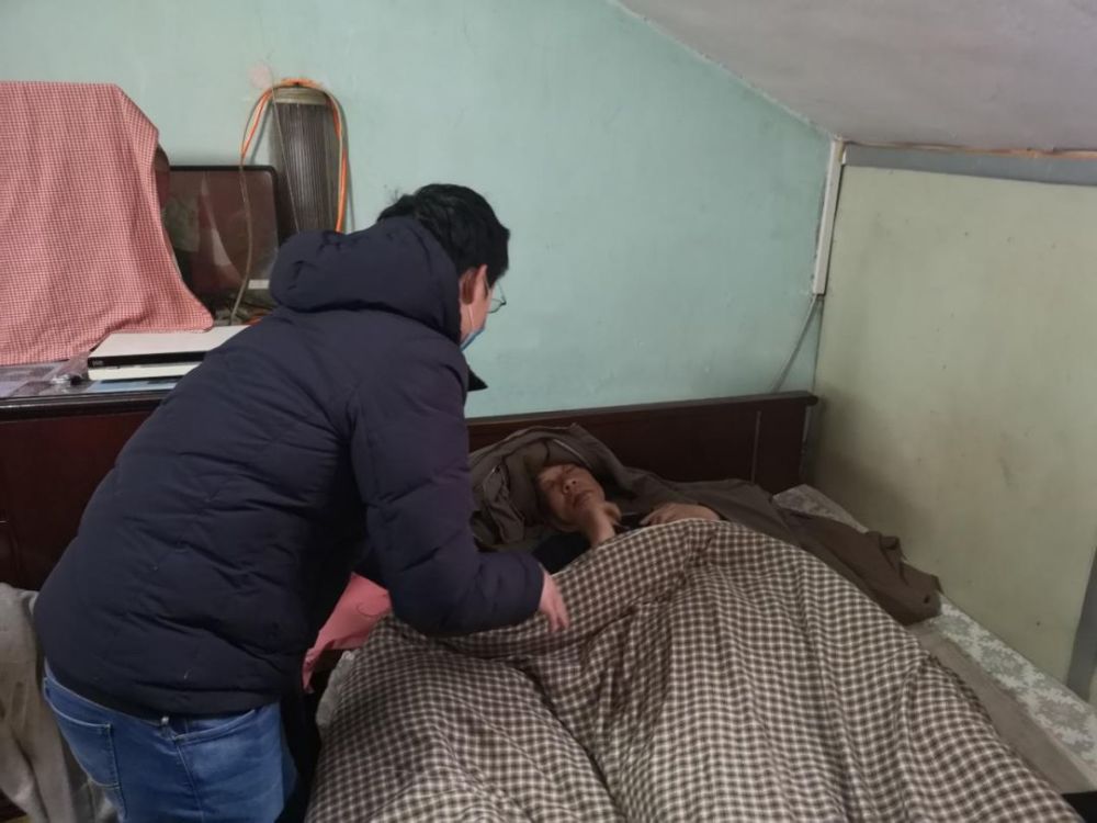 寒潮带来冷意他们捂暖居家老人的心上海居委干部太南了