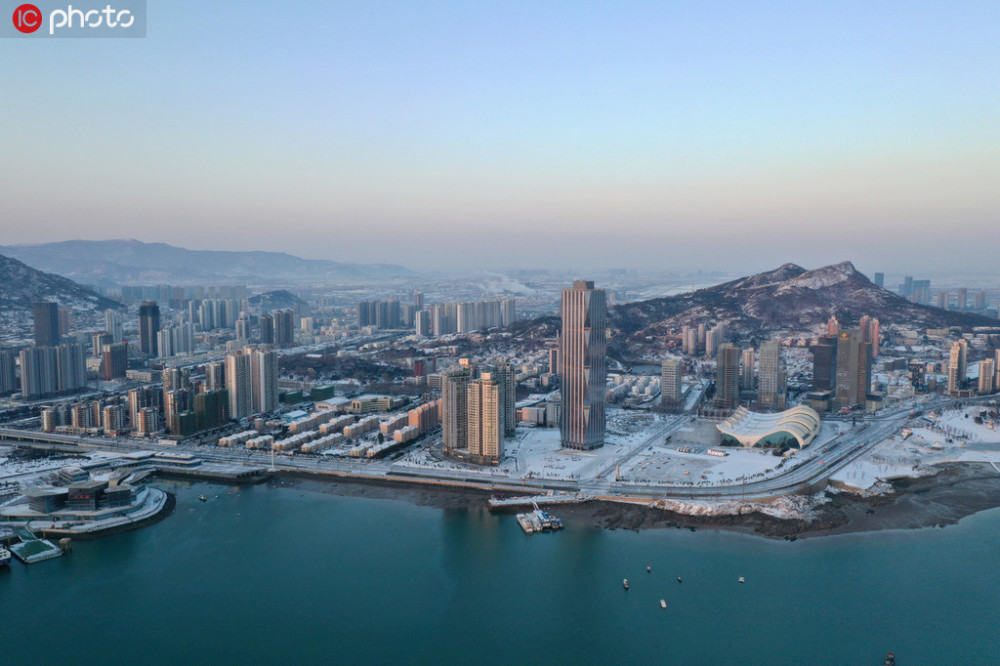 連雲港航拍雪後海濱城玉琢銀雕現美景