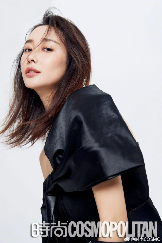 李纯成熟又性感,全黑造型开拍时尚大片,小秀香肩很迷人_腾讯新闻