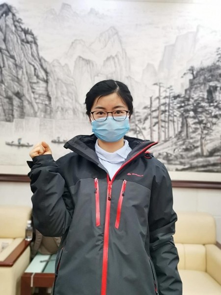 窗外飘着雪而病房中的我们早已汗流浃背