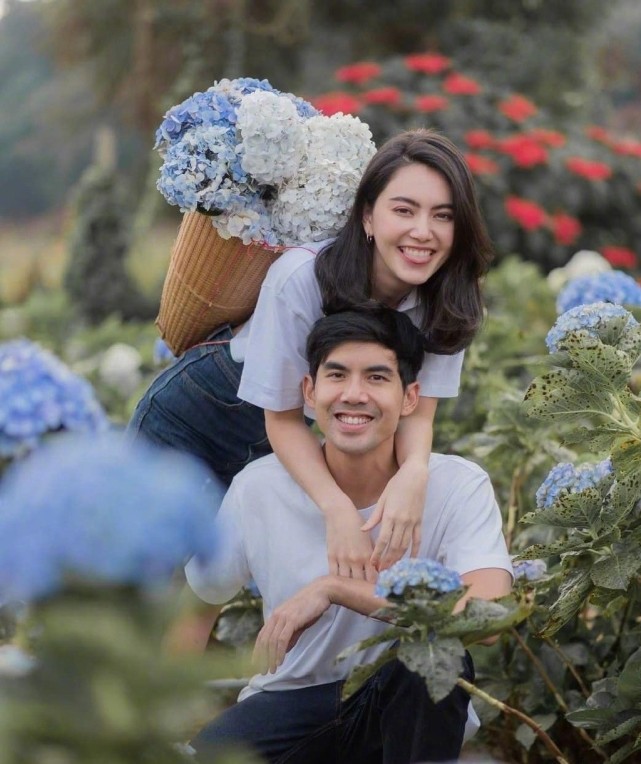 她被网友称为"泰国第一神颜",今穿t恤露小腰,同框男友秀恩爱