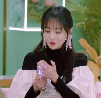 郑爽上央视节目被抓拍,无滤镜下的真实颜值,放大后满满的亮点_腾讯