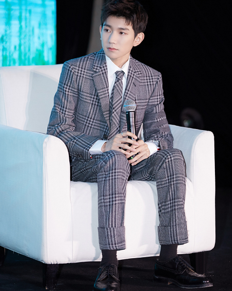 有点美中不足的就是王源的鞋子是配上了皮鞋和长袜,如果能够换一双