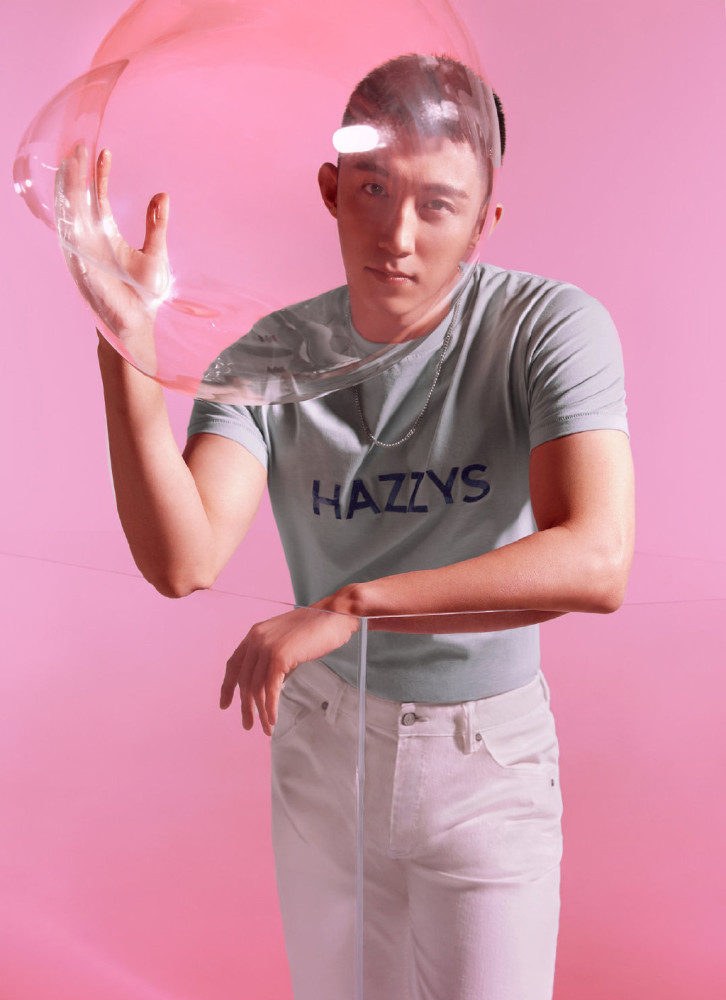 对它并不陌生,黄景瑜挑战的这身造型就完美地运用了这个独特的设计,和