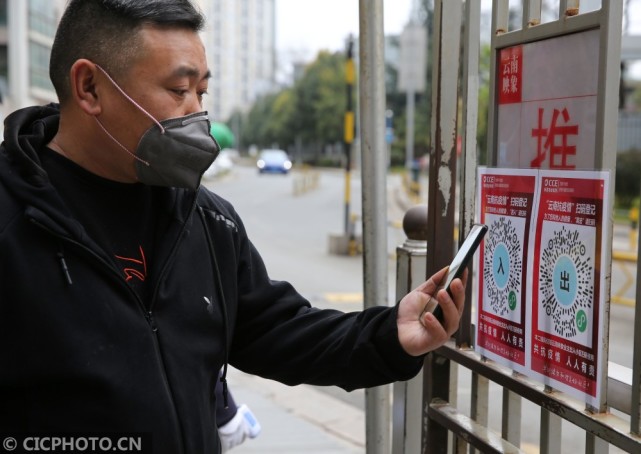 公共场所开展"云南抗疫情"扫码行动,所有公共场所均实行扫码出入制度